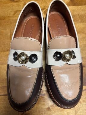 Coach womens tea rose embellished size 8.5 Two-Tone  Leather Loafers NO callouts